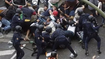 بالفيديو..اشتباكات عنيفة بين المتظاهرين والشرطة الاسبانية