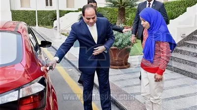 اليوم.. وزير الإسكان يُسلِّم شقة لـ