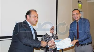 رئيس البورصة يسلم شهادات البرنامج التدريبى 