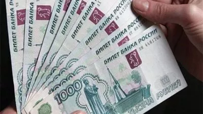 الروبل الروسي يهبط لأدنى مستوى في 10 أشهر مقابل الدولار