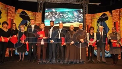 بالصور.. المركز الكاثوليكي يكرم نجوم الفن فى يوم العطاء