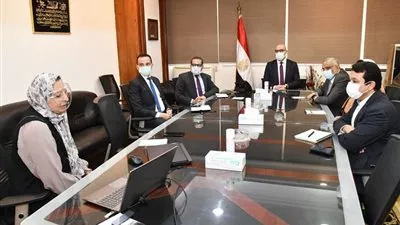 وزير الإسكان يستعرض الدليل الإرشادى لمعايير الحفاظ على الطابع المعمارى