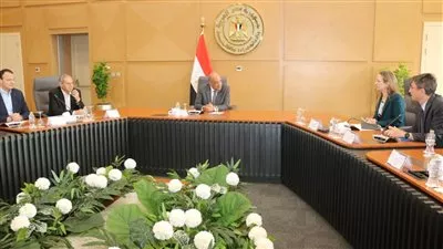 وزير الكهرباء يبحث مع «البنك الدولي» تعزيز التعاون بمجالات الطاقة المتجددة