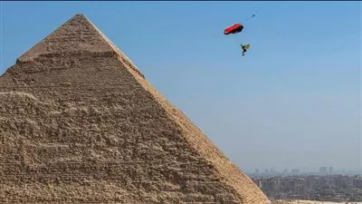 انطلاق المهرجان الدولي للباراموتور والقفز بالمظلات بمنطقة أهرامات الجيزة