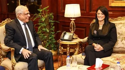 وزارة «التخطيط» تسلم 17 مركزًا تكنولوجيًا متنقلًا جديدًا إلى النيابة العامة