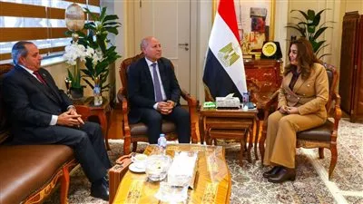 «التنمية المحلية» تبحث مستجدت تطوير الأسواق والمناطق التجارية فى القاهرة وبورسعيد