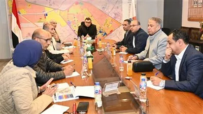 وزير «الإسكان» يستعرض خُطط تطوير الطرق والمحاور بمدينة الشيخ زايد