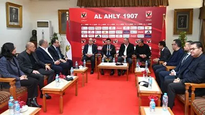 وزير الشباب يبحث مع مجلس إدارة النادي الأهلي سبل دعم النشاط الرياضي