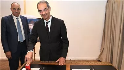 وزير الاتصالات يتفقد معرض الرواد السنوي لهواة جمع الطوابع 2026