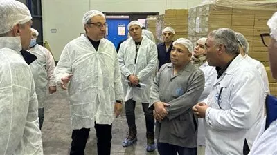 وزير «قطاع الأعمال» يتفقد مصانع «مصر للمستحضرات الطبية» بالقليوبية