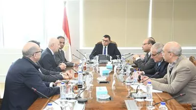 وزير «الإسكان» يبحث التعاون مع «سان جوبان» الفرنسية بمجالات مواد البناء