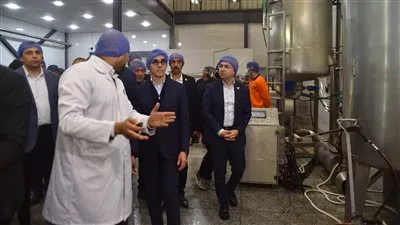 وزير «الاستثمار» يتفقد عدد من المصانع بالمنطقة الاستثمارية فى القليوبية 