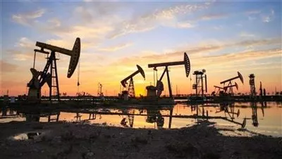 النفط يسجل مكاسب أسبوعية مع إرسال ترامب أسطولاً حربياً نحو إيران