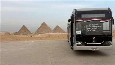 بدء تجربة أتوبيس «النصر للسيارات» الكهربائي ضمن منظومة نقل زوار أهرامات الجيزة
