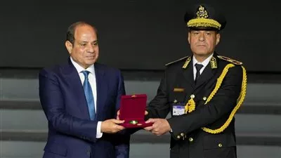 الرئيس السيسي يكرم عددًا من أسماء شهداء الشرطة