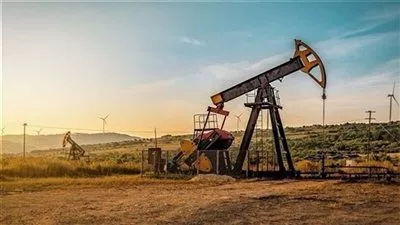 انخفاض أسعار النفط رغم تراجع الإنتاج الأمريكي جراء عاصفة شتوية