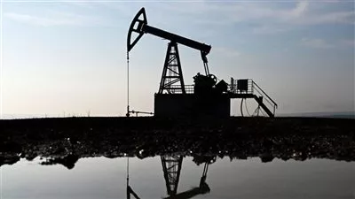 النفط يرتفع مع استمرار المخاوف بشأن الإمدادات الأمريكية