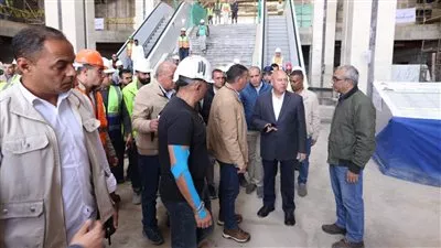 وزير «النقل» يتفقد الخط الأول من شبكة القطار الكهربائي السريع