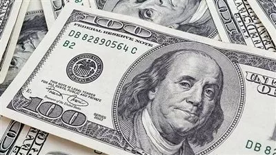 الدولار يرتفع وسط مؤشرات على تريث الفيدرالي الأمريكي في خفض الفائدة