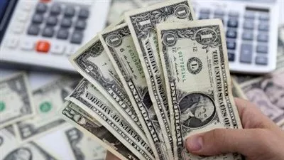 الدولار يتراجع أمام اليورو والإسترليني بعد تقييد صلاحيات ترامب الجمركية