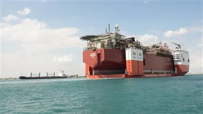 «قناة السويس» تشهد عبور سفينة الغطس الصينية HUA RUI LONG