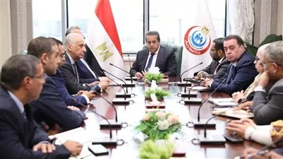 وزير «الصحة» يبحث مع «تكنويڤ» و«ميدبوت» تفعيل تقنية الروبوت الجراحي