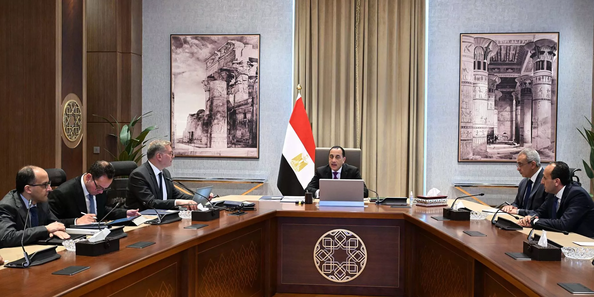 رئيس مجلس الوزراء في اجتماع مع وزير البترول