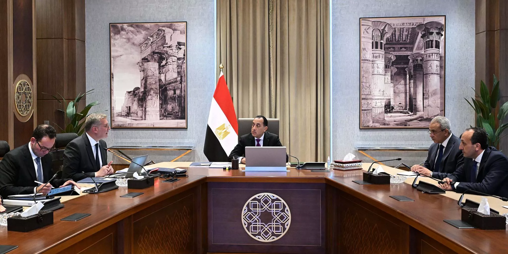 رئيس مجلس الوزراء في اجتماع مع وزير البترول