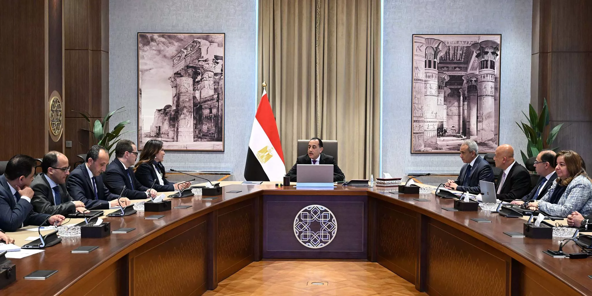 رئيس الوزراء يجتمع مع وزيرة الإسكان