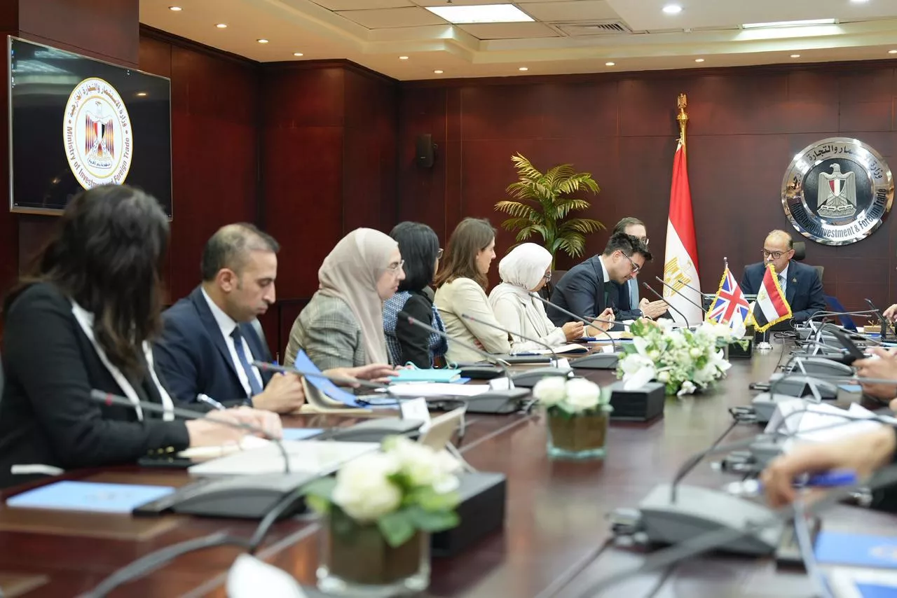 وزير الاستثمار والتجارة الخارجية يجتمع مع السفير البريطاني