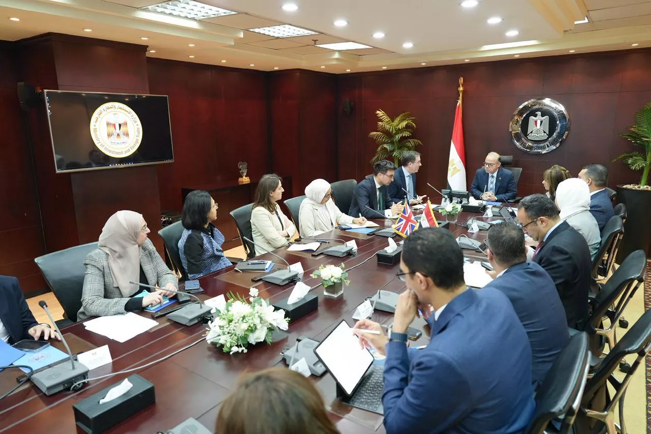 وزير الاستثمار والتجارة الخارجية يجتمع مع السفير البريطاني