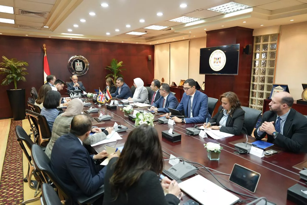 وزير الاستثمار والتجارة الخارجية يجتمع مع السفير البريطاني