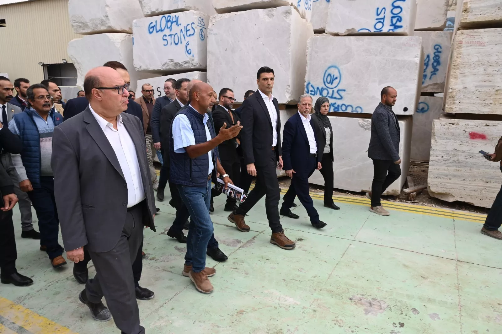 وزير الصناعة يتفقد مصنع شركة جلوبال استونس لمنتجات الرخام والجرانيت