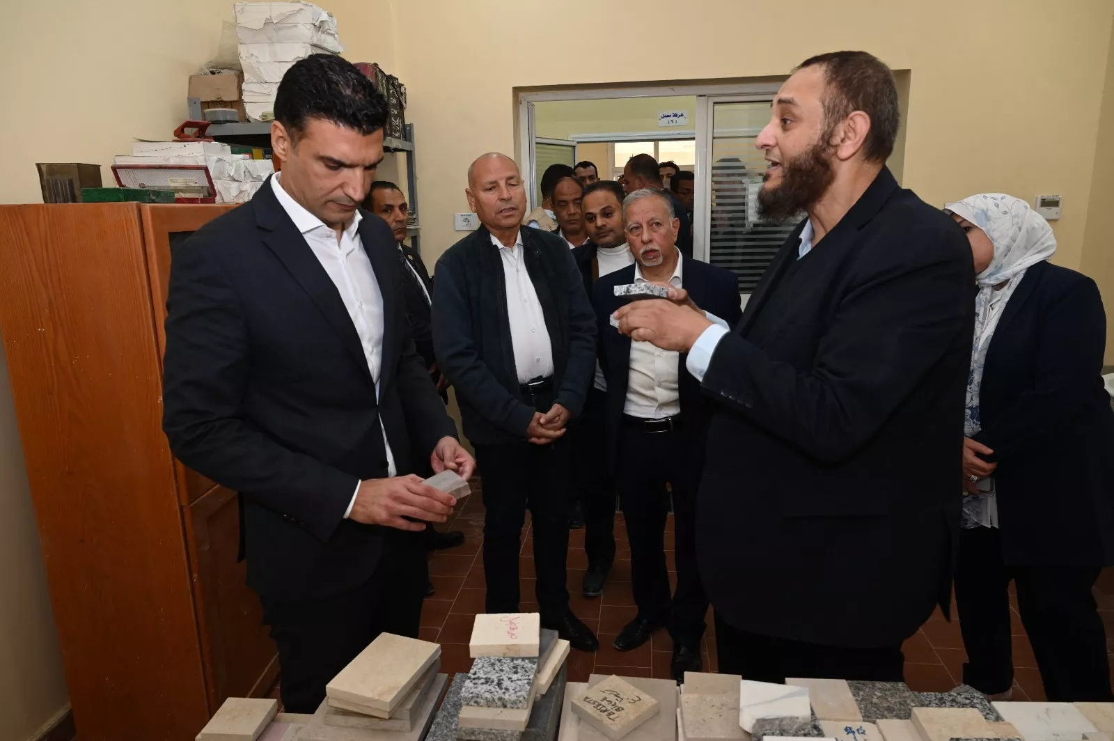 وزير الصناعة يتفقد مركز تكنولوجيا الصناعات التعدينية والرخام