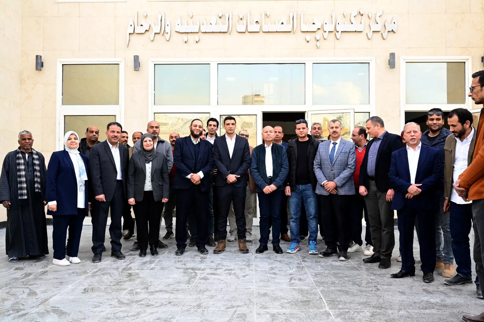 وزير الصناعة يتفقد مركز تكنولوجيا الصناعات التعدينية والرخام