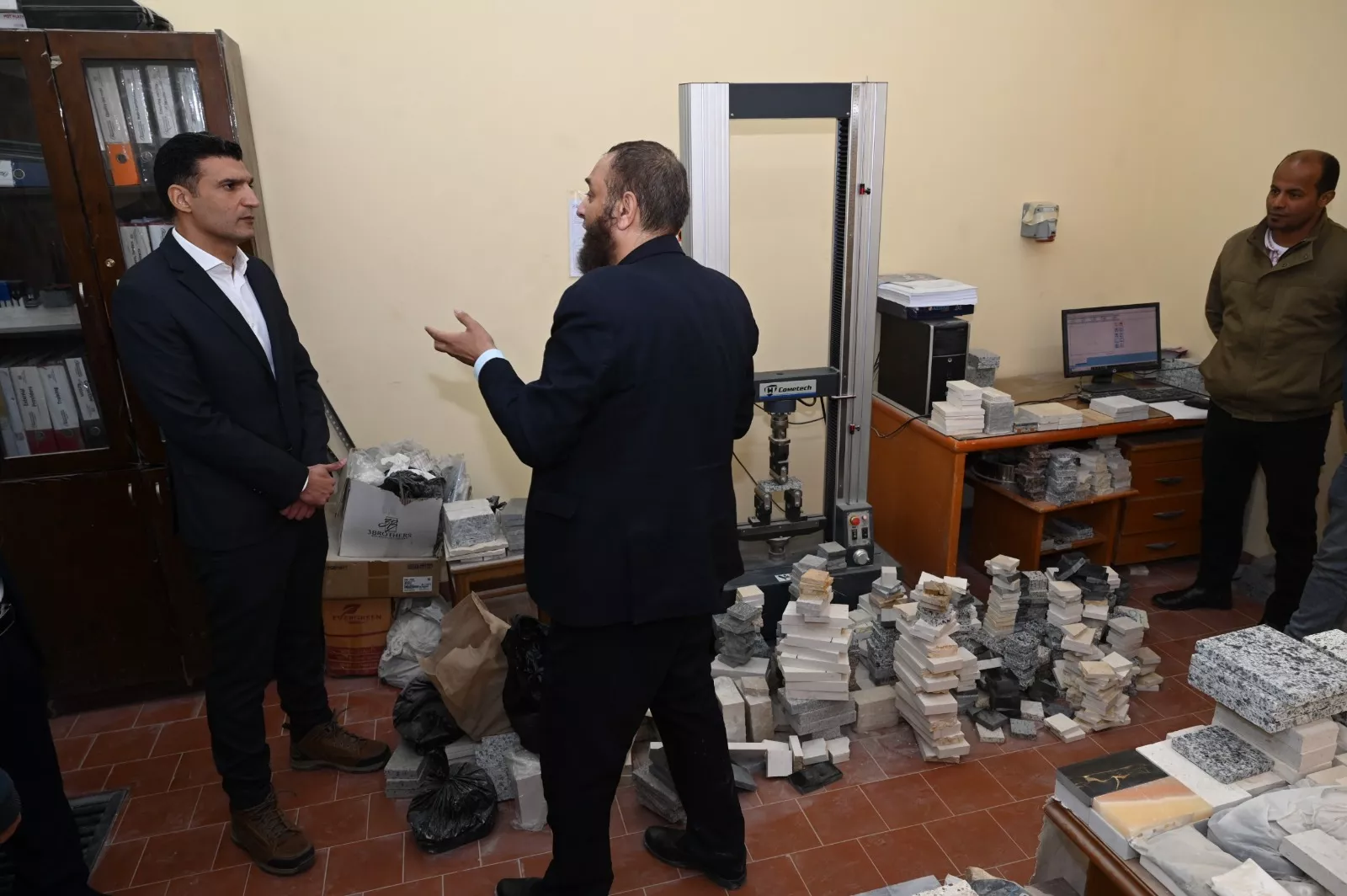 وزير الصناعة يتفقد مركز تكنولوجيا الصناعات التعدينية والرخام