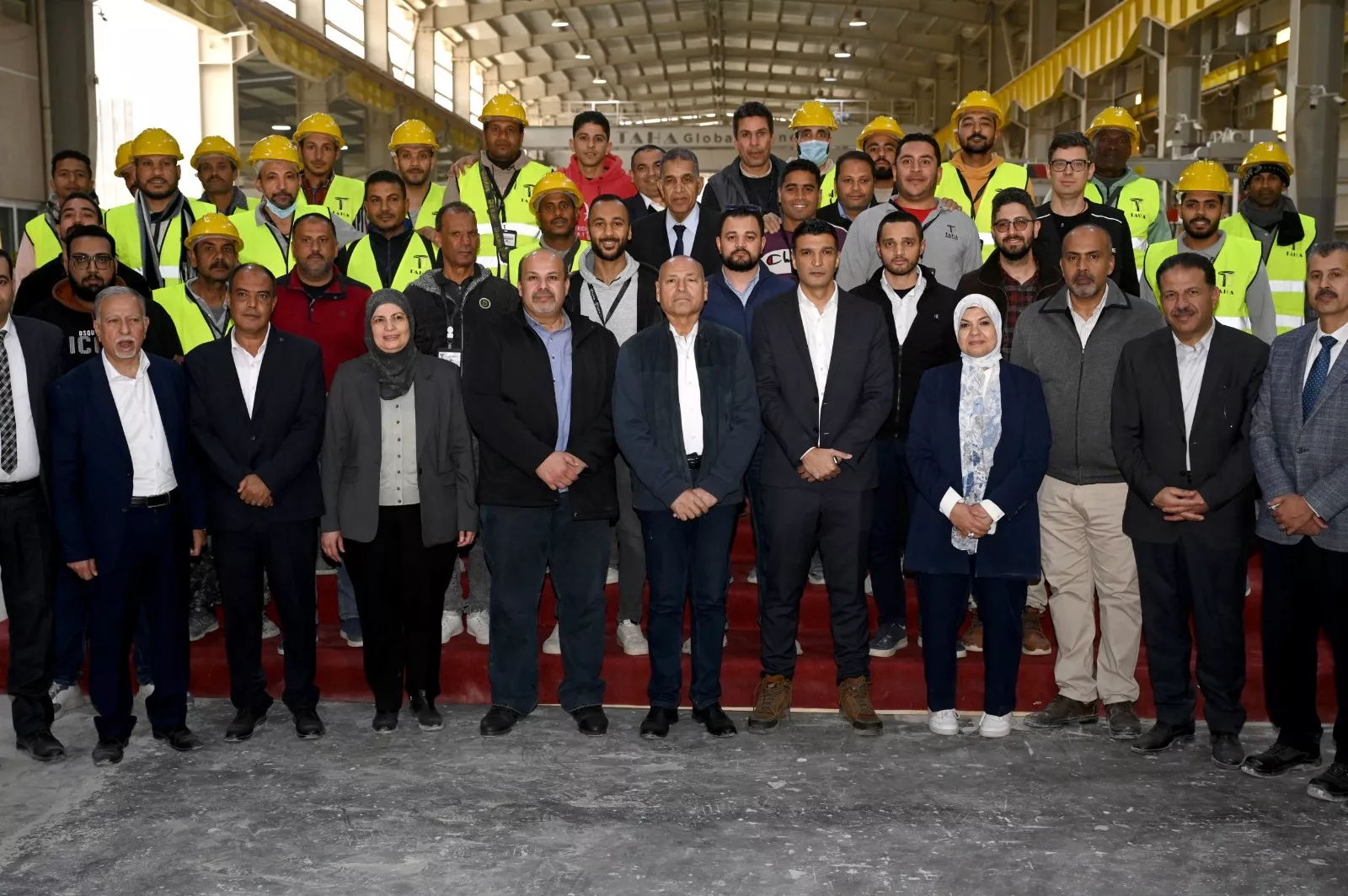 وزير الصناعة يتفقد مصنع الشركة المصرية للصناعة وتنمية المباني