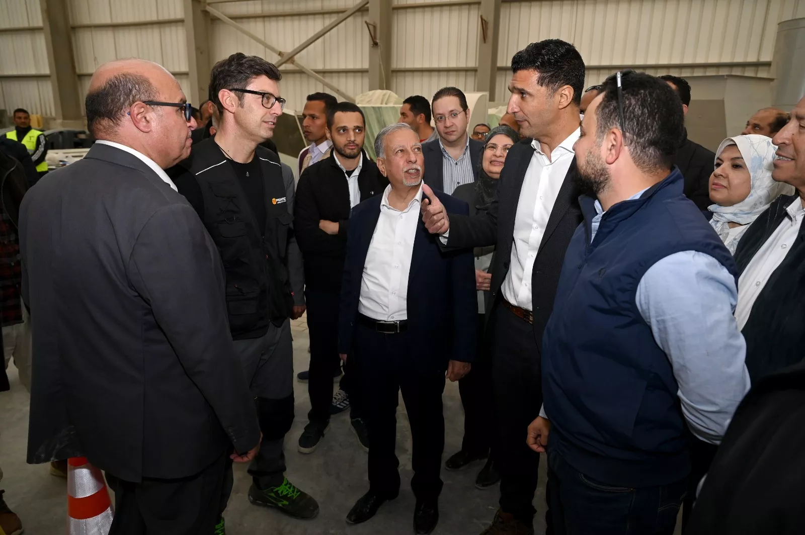 وزير الصناعة يتفقد مصنع الشركة المصرية للصناعة وتنمية المباني