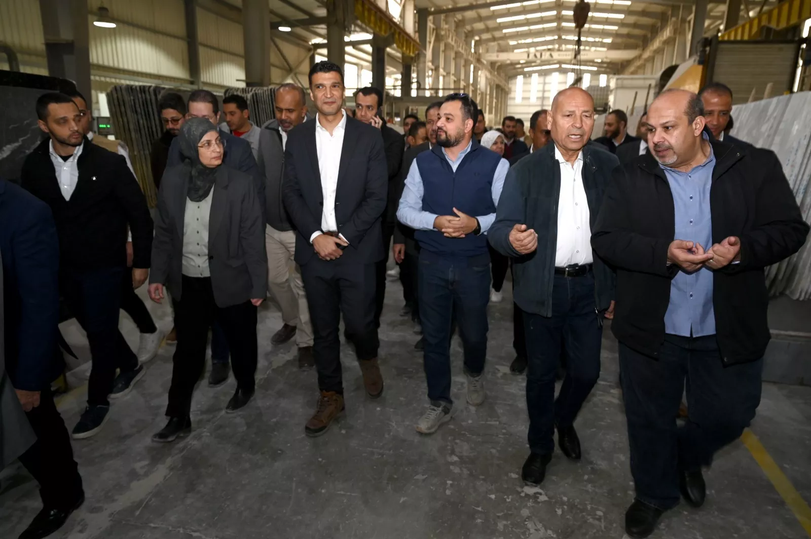وزير الصناعة يتفقد مصنع الشركة المصرية للصناعة وتنمية المباني