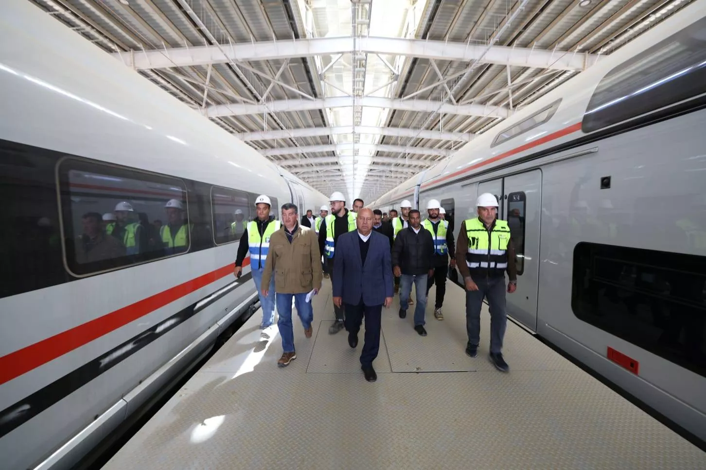 الوزير يتابع تطورات أعمال تنفيذ الخط الأول من شبكة القطار الكهربائي السريع