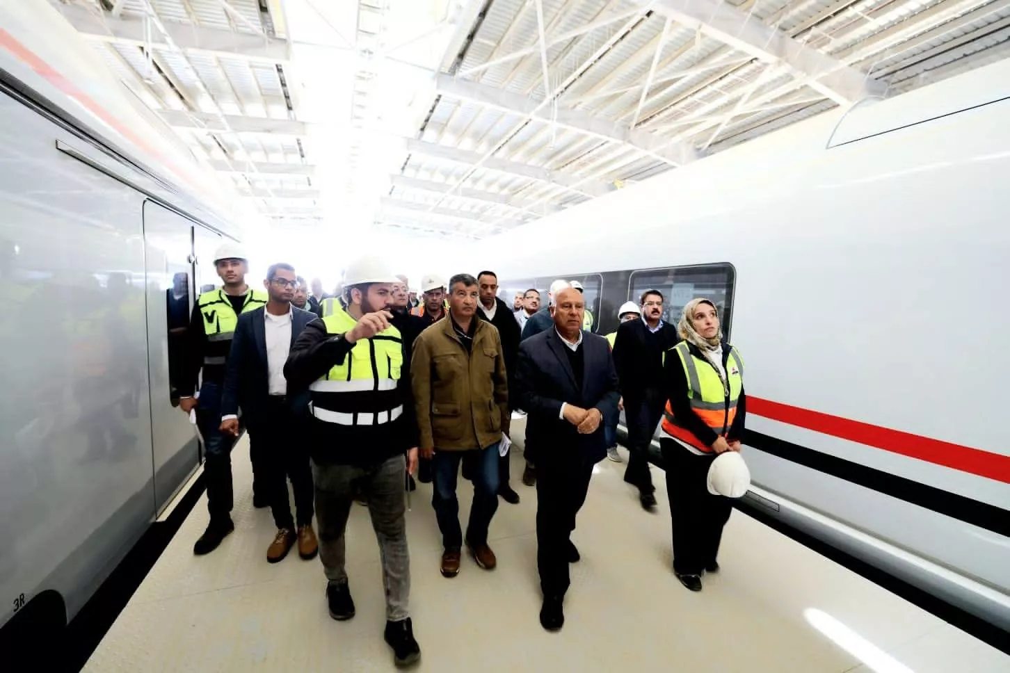 الوزير يتابع تطورات أعمال تنفيذ الخط الأول من شبكة القطار الكهربائي السريع