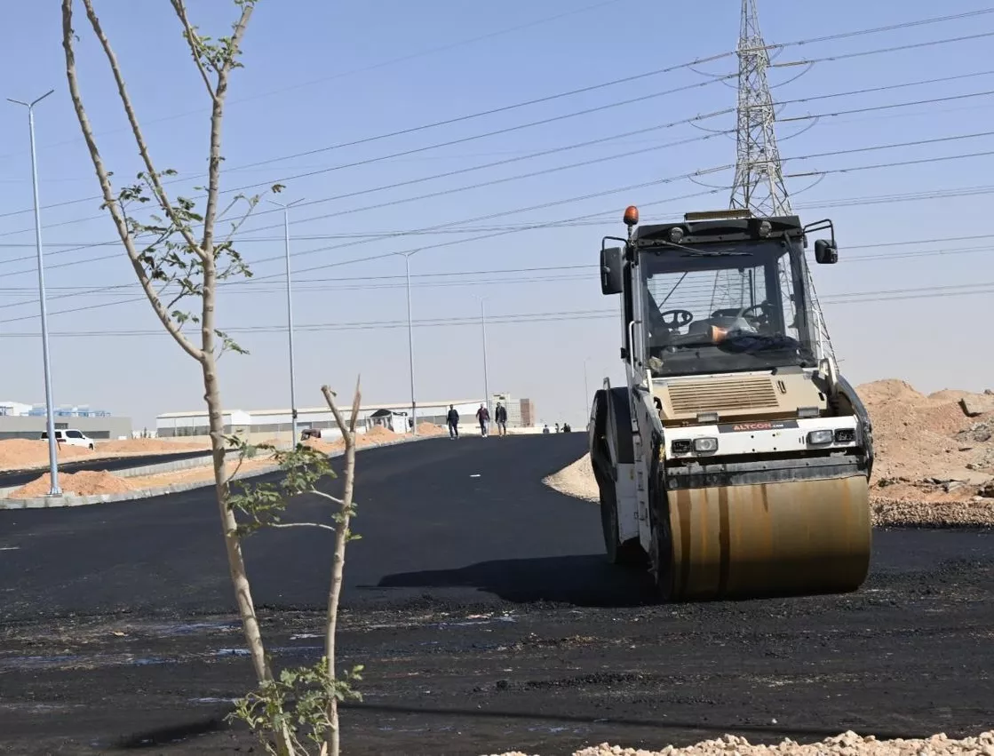 مشروعات تطوير ومد الطرق والمرافق بالمناطق الصناعية بعدد من المدن الجديدة