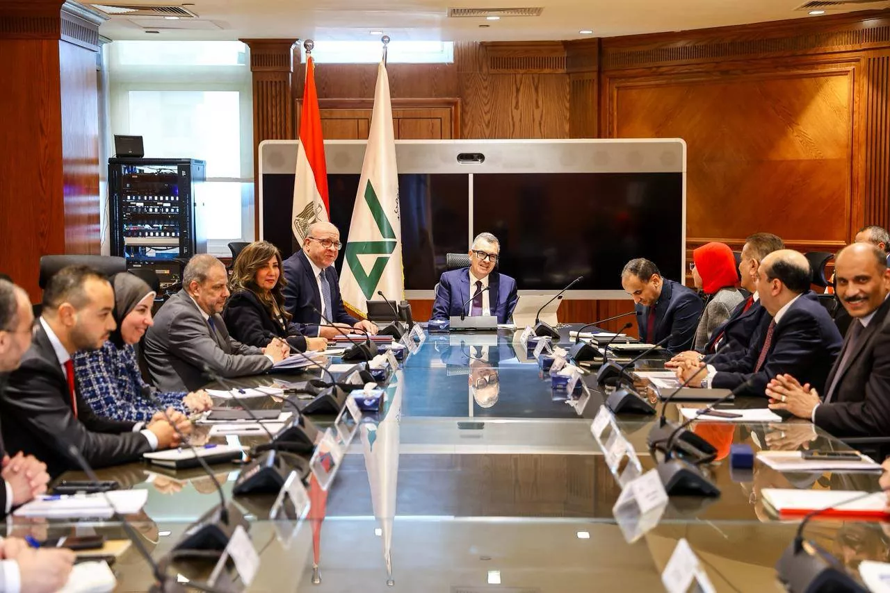 وزير التخطيط يجتمع مع رئيس مجلس إدارة بنك الاستثمار القومي