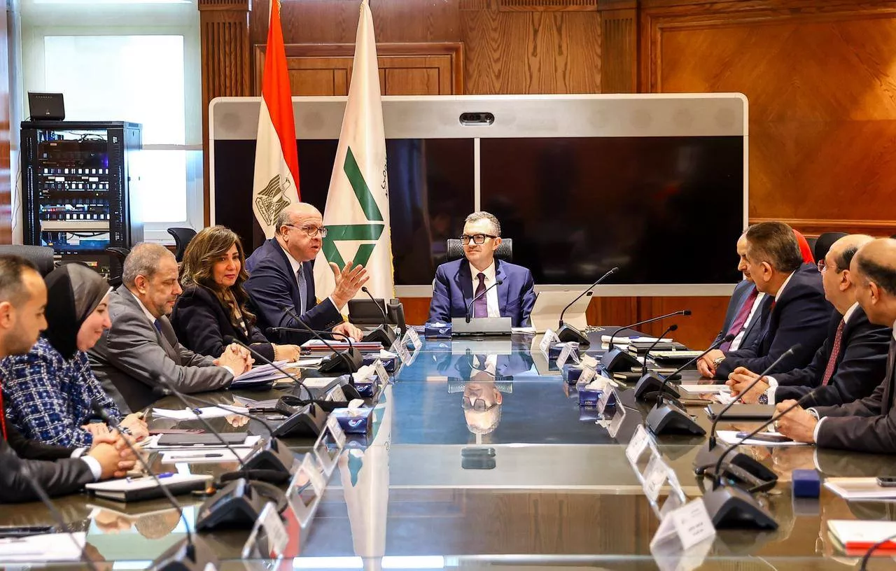 وزير التخطيط يجتمع مع رئيس مجلس إدارة بنك الاستثمار القومي