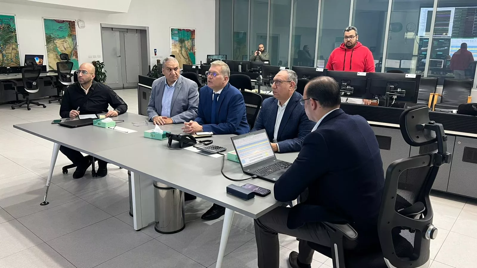 وزير البترول يزور مركز التحكم بالشبكة القومية للغاز الطبيعي