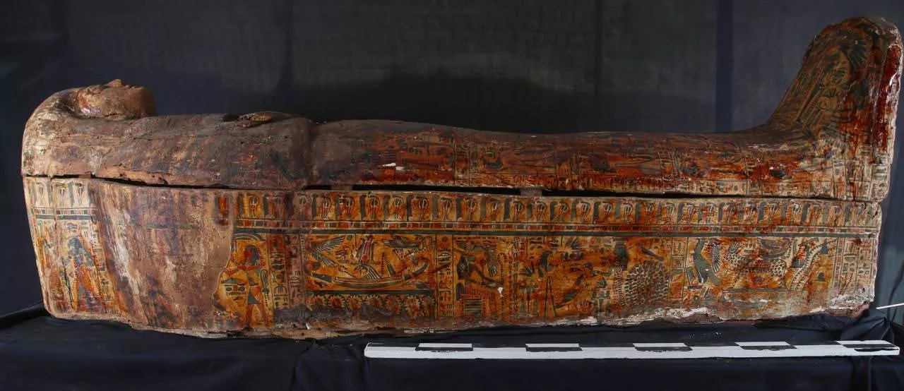 العثور على خبيئة من التوابيت الملونة