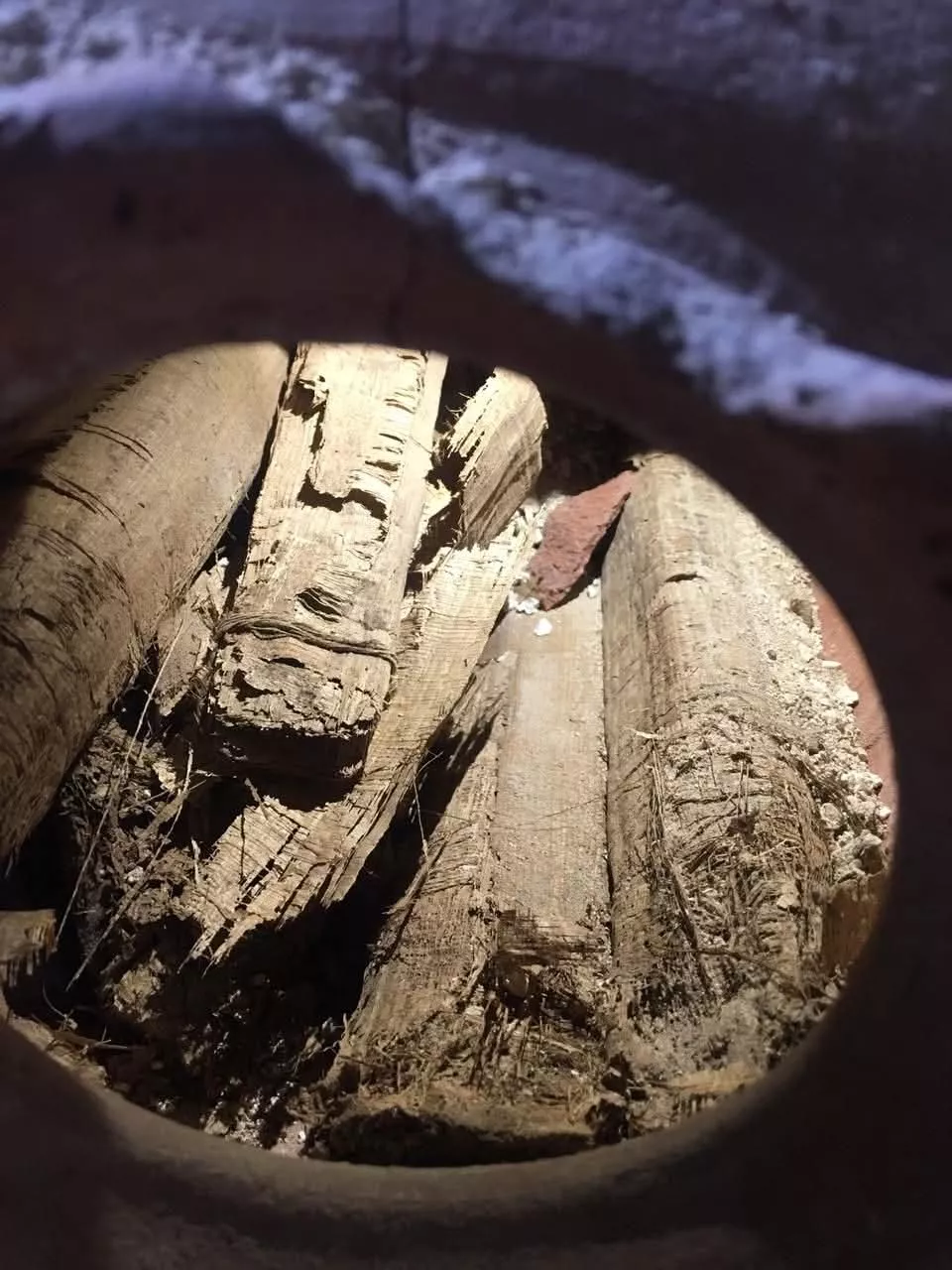 العثور على خبيئة من التوابيت الملونة