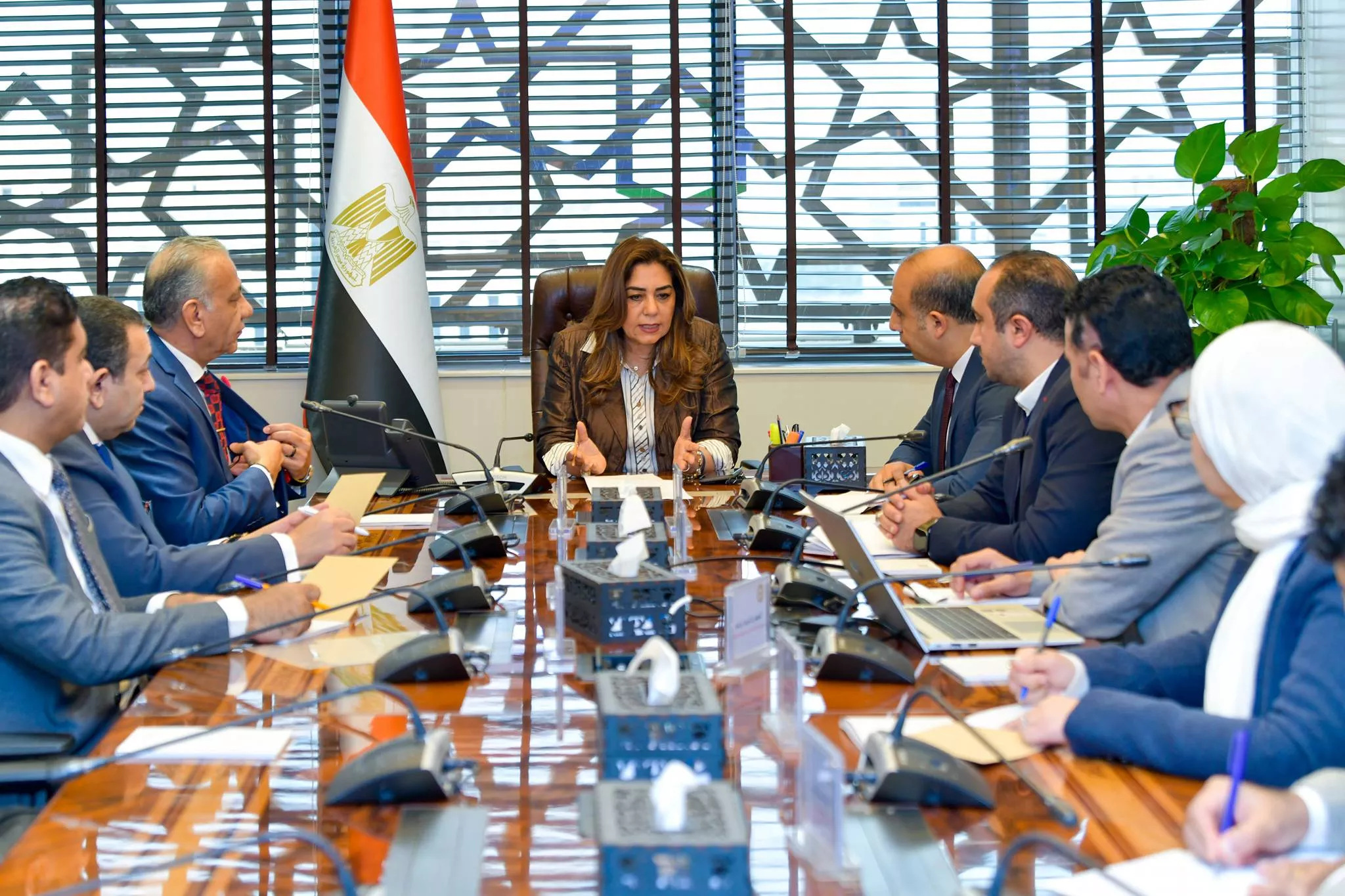 بحث عملية تداول المخلفات الخطرة داخل حدود المنشآت الطبية