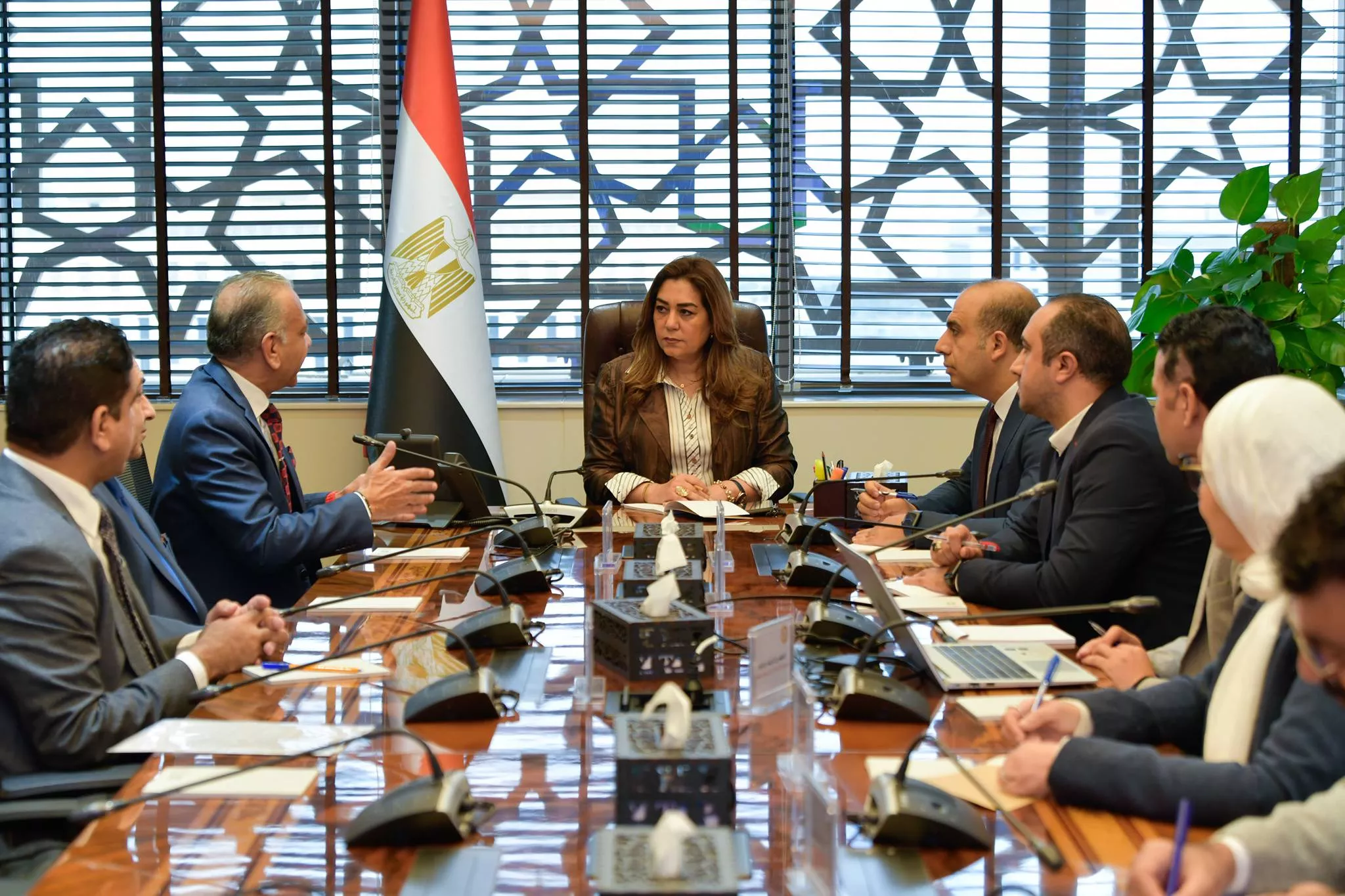 بحث عملية تداول المخلفات الخطرة داخل حدود المنشآت الطبية