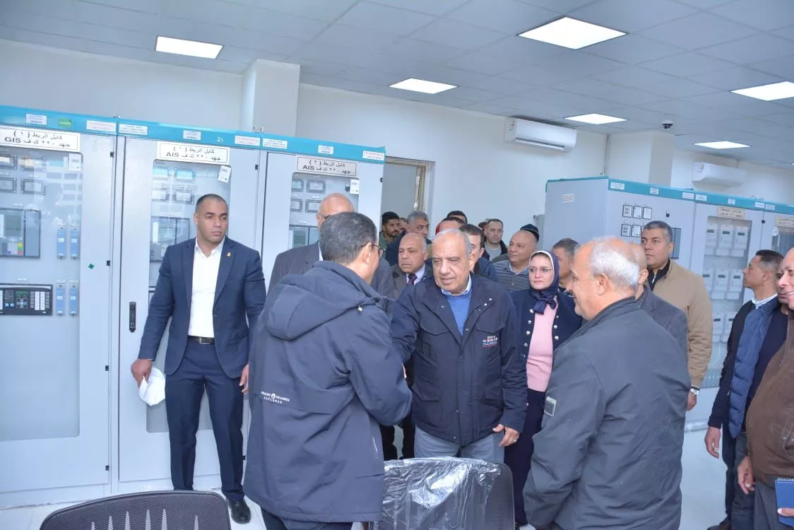 عصمت ومحافظ الإسكندرية يتفقدان محطة محولات برج العرب